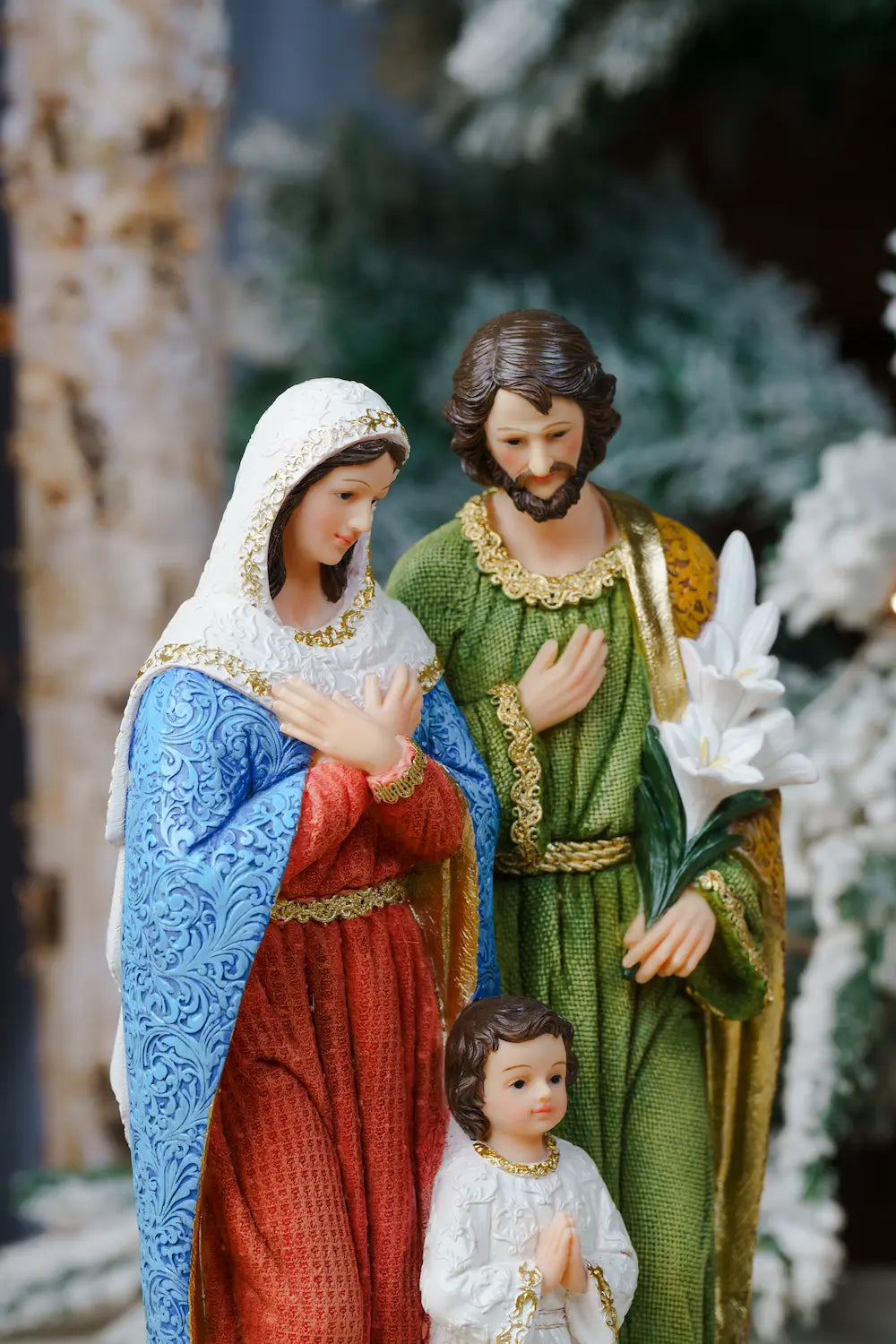 A one-piece Holy family figurine  in detailed historical-style robes. 