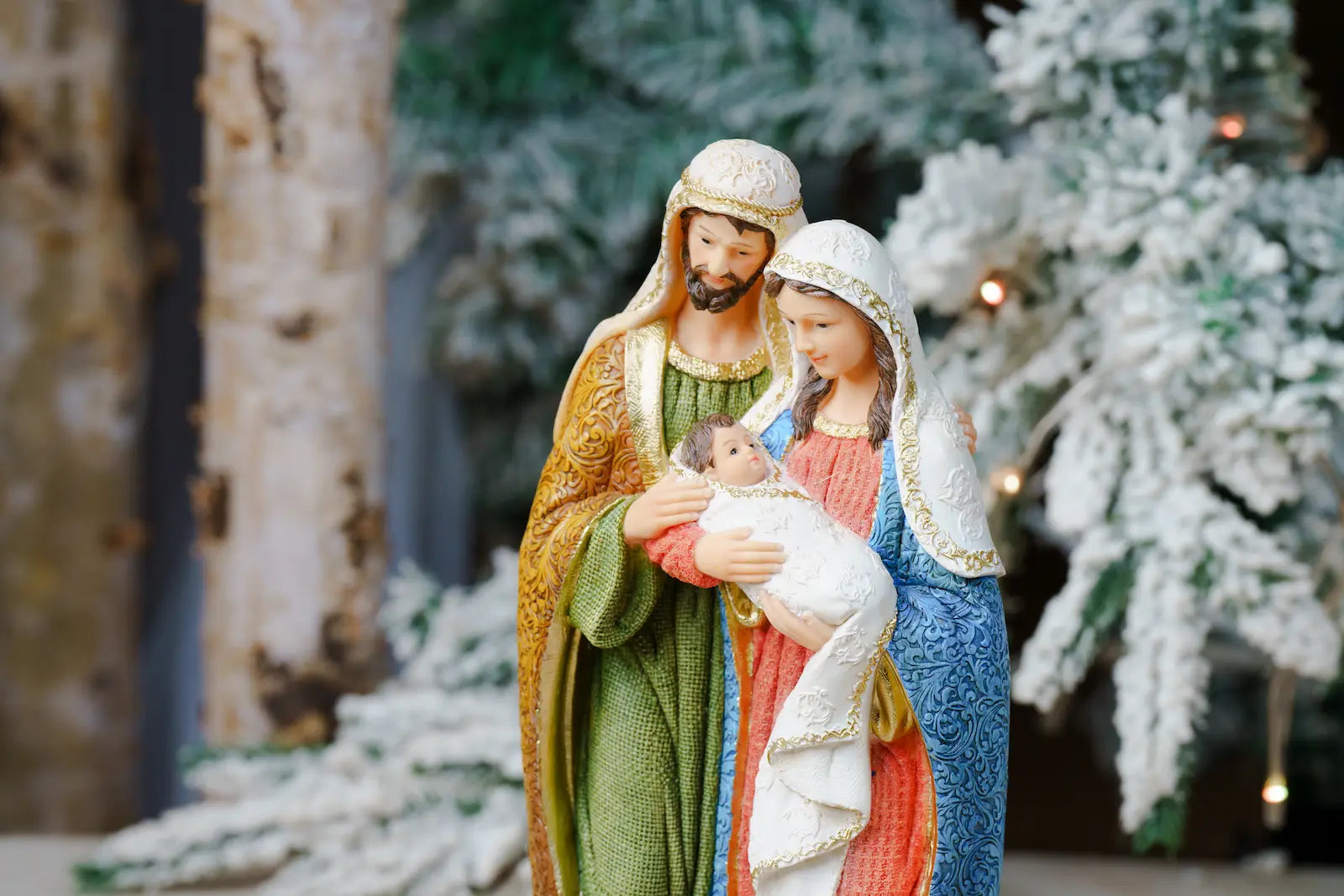 Holy Family Statue – Hand-Painted Resin Figurine with Brocade-Patterned Robes