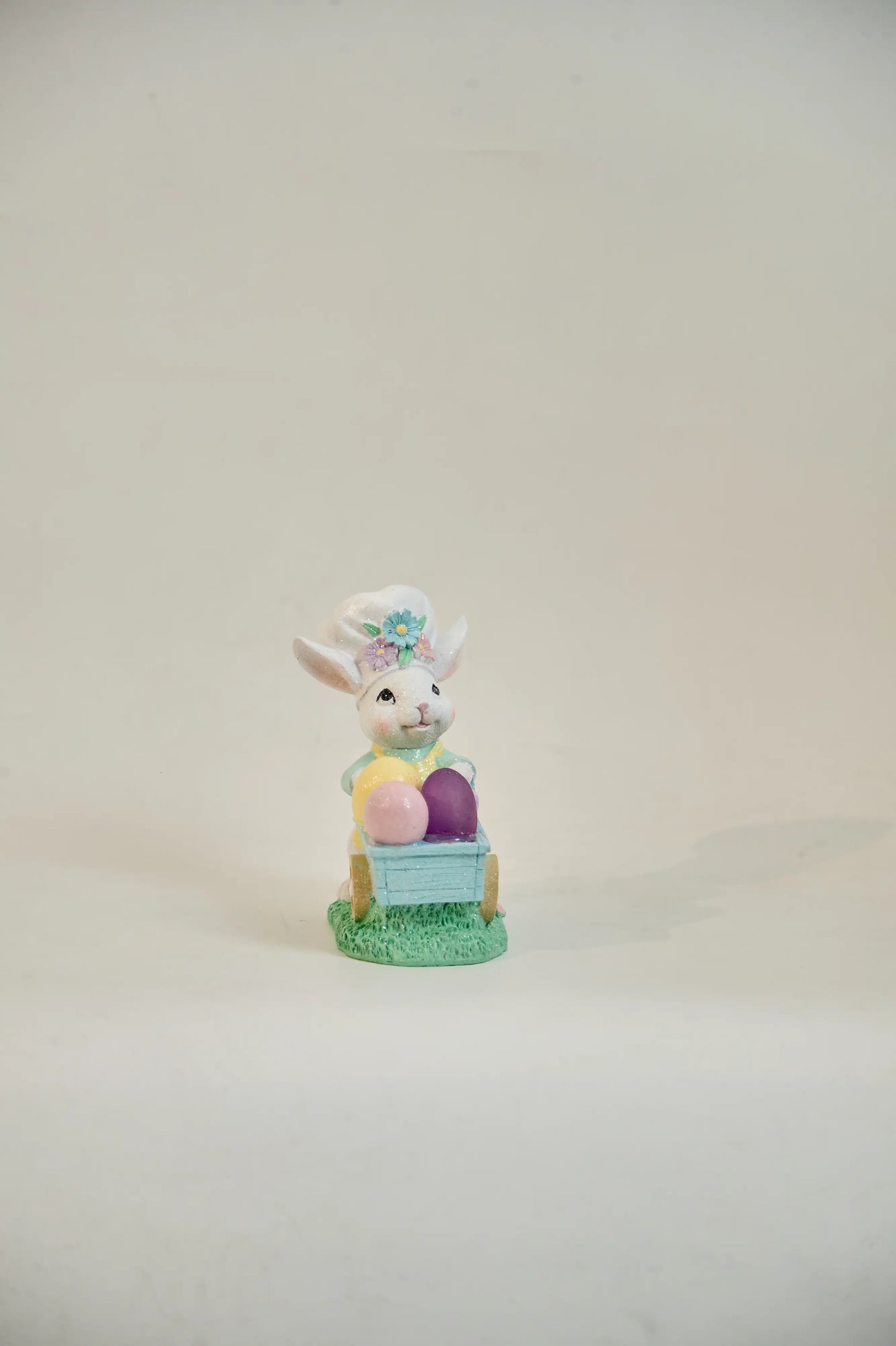 Easter Bunny Figurine with Egg Cart – Hand-Painted Glitter Resin Rabbit Pushing Pastel Easter Egg Wagon – Spring Tabletop Ornament, Easter Decoration & Whimsical Holiday Gift