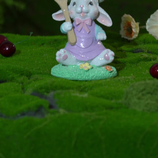 Video of Zayton Easter bunny chef figurine seated with golden spoon 