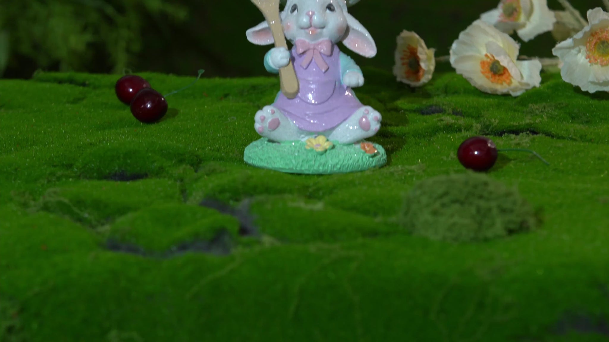 Video of Zayton Easter bunny chef figurine seated with golden spoon 