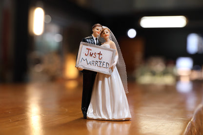 Cake Topper Bride and groom Couple Ceramic Resin Statue Home Decoration Living Room Art Crafts Sculpture Wedding Gift