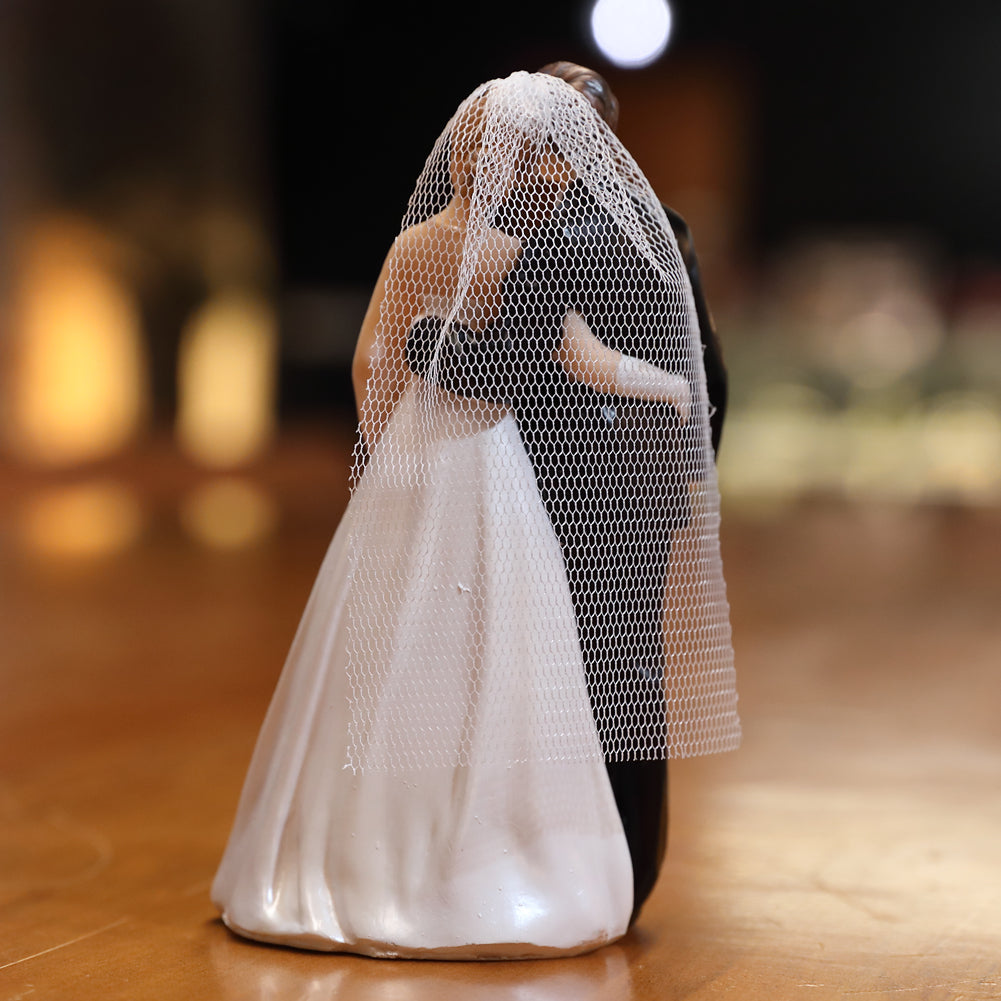 Cake Topper Bride and groom Couple Ceramic Resin Statue Home Decoration Living Room Art Crafts Sculpture Wedding Gift