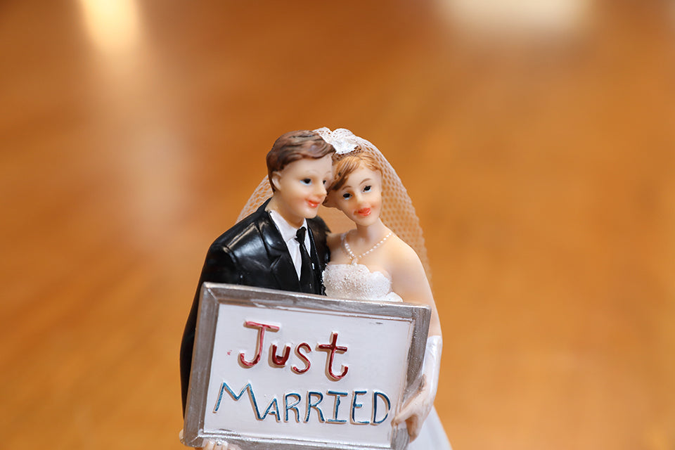 Cake Topper Bride and groom Couple Ceramic Resin Statue Home Decoration Living Room Art Crafts Sculpture Wedding Gift
